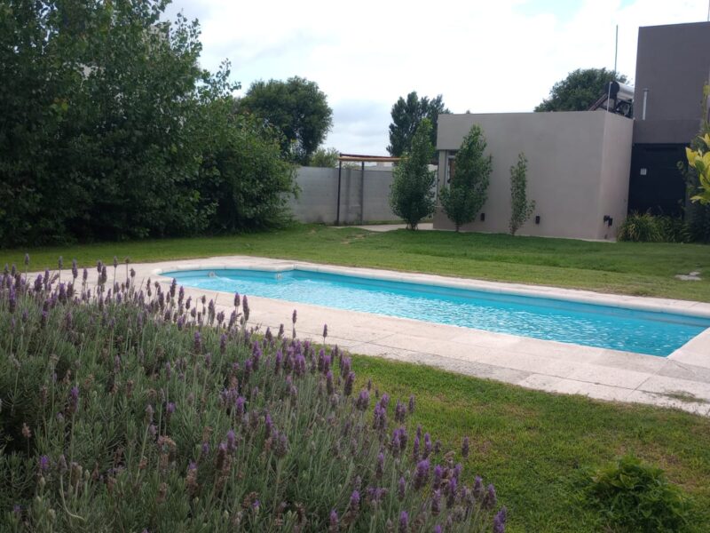 VENDO CASA EN BARRIO LOS CACIQUES