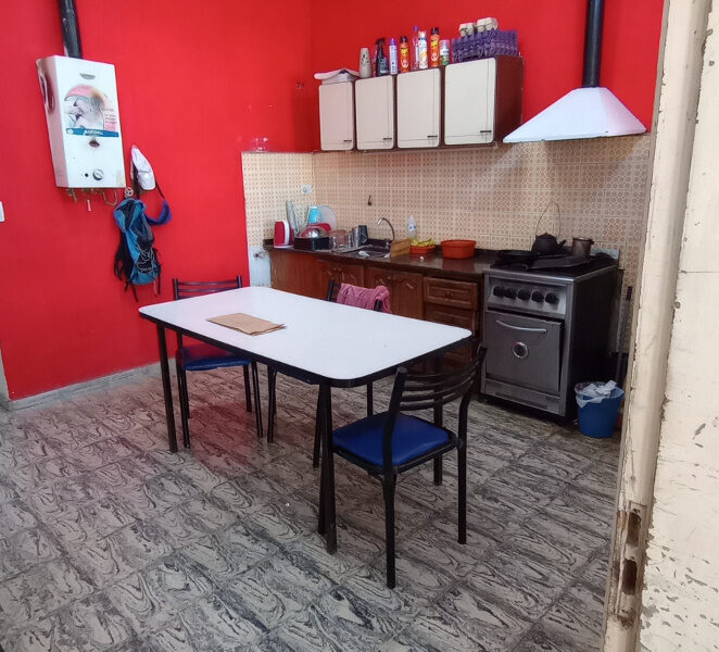 VENDO CASA CON GGE EN MACROCENTRO OESTE