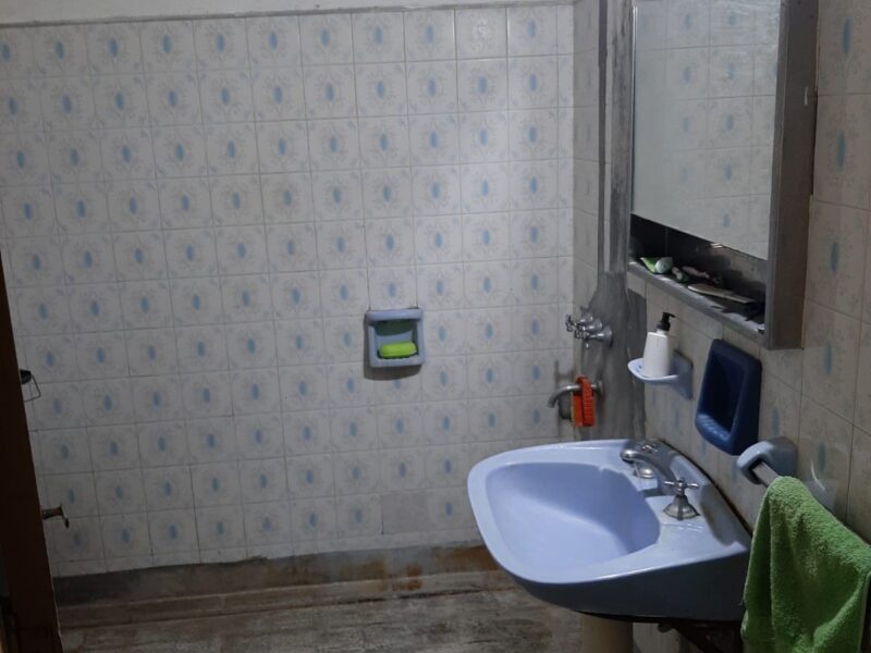 VENDO CASA CON GGE EN MACROCENTRO OESTE