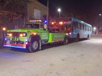 Auxilio remolque camiones micros autos palas mecánicas "AUXILIO ROBERTO" tel.3416037727