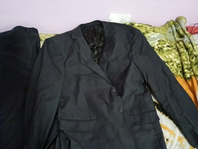 Zapato de cuero y traje de vestir 1 postura