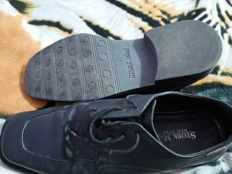 Zapato de cuero y traje de vestir 1 postura