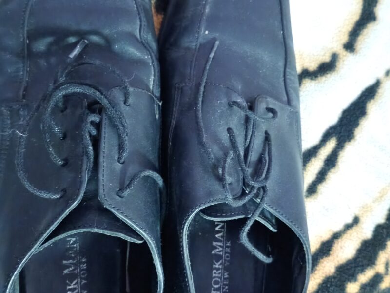 Zapato de cuero y traje de vestir 1 postura