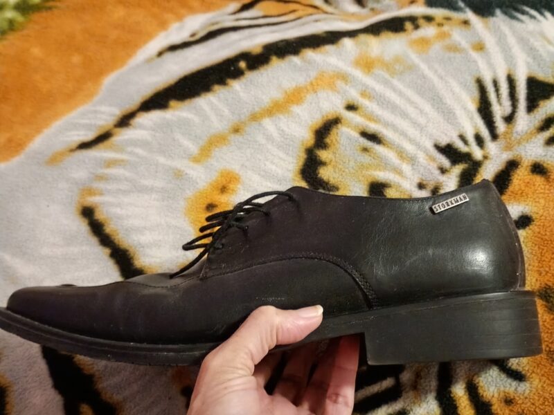 Zapato de cuero y traje de vestir 1 postura
